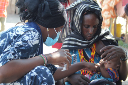 Die mobile Klinik erreicht diejenigen, die sonst zu weit von medizinischer Hilfe entfernt leben. U. a. werden Kinder geimpft oder bei Mangelernährung mit Spezialnahrung versorgt.  