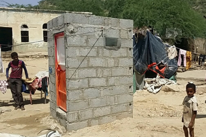 Viele Menschen im Jemen haben keinen Zugang zu sauberem Wasser oder Sanitäranlagen. Die Ausbreitung von Krankheiten ist die Folge. Wir ermöglichen daher den Bau von Latrinen.