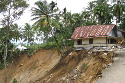 	Die Liste verheerender Erdbeben auf Indonesien ist lang - hier im Bild Schäden von einem Beben auf der Insel Sumatra. Nun traf es Sulawesi. Ein Tsunami richtetet insbesondere in der Stadt Palu schwere Schäden an.