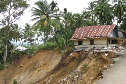 Die Liste verheerender Erdbeben auf Indonesien ist lang - hier im Bild Schäden von einem Beben auf der Insel Sumatra. Nun traf es Sulawesi. Ein Tsunami richtetet insbesondere in der Stadt Palu schwere Schäden an.