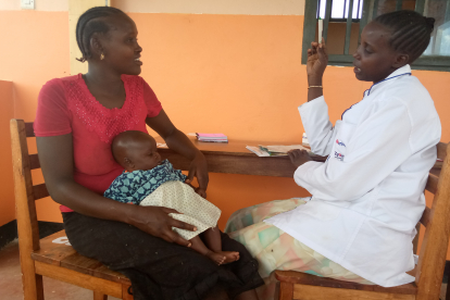 Chepotumegho Dinah (l.) wurde bereits vor der Geburt ihrer Tochter in der Hoffnungszeichen-Klinik in Kosike betreut. Die Frau kommt nun regelmäßig zur Nachsorge. So bleiben sie und ihr Kind gesund und erhalten bei Problemen Rat und Hilfe.