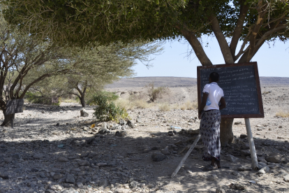 Drei Bäume, drei Tafeln, drei Klassen: eine Schule in Maska (Region Afar) in Äthiopien. Es mag schlicht erscheinen, doch die Zukunftschancen, die sich allein aus der Fähigkeit des Lesens und Schreibens für die Jugendlichen und Kinder auftun, sind enorm. Drei Bäume, drei Tafeln, drei Klassen: eine Schule in Maska (Region Afar) in Äthiopien. Es mag schlicht erscheinen, doch die Zukunftschancen, die sich allein aus der Fähigkeit des Lesens und Schreibens für die Jugendlichen und Kinder auftun, sind enorm. Darauf hoffen auch ihre Eltern.