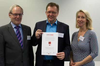 Reimund Reubelt, Erster Vorstand von Hoffnungszeichen, nimmt das Spendenzertifikat des Deutschen Spendenrats entgegen. Links im Bild DSR-Vorsitzender Wolfgang Stückemann, rechts DSR-Geschäftsführerin Daniela Geue.