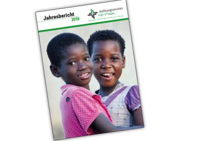 Mitte März 2019 verwüstete Wirbelsturm Idai weite Teile von Mosambik, Simbabwe und Malawi. Gemeinsam mit regionalen Partnerorganisationen halfen wir den Menschen unmittelbar nach der Katastrophe durch ein Einsatzteam vor Ort mit der Bereitstellung von sauberem Trinkwasser und Hygieneartikeln. Die beiden Mädchen unseres Titelbilds und ihre Familien waren Begünstigte bei einer Verteilungsaktion in der mosambikanischen Gemeinde Metochira. Mitte März 2019 verwüstete Wirbelsturm Idai weite Teile von Mosambik, Simbabwe und Malawi. Gemeinsam mit regionalen Partnerorganisationen halfen wir den Menschen unmittelbar nach der Katastrophe durch ein Einsatzteam vor Ort mit der Bereitstellung von sauberem Trinkwasser und Hygieneartikeln. Die beiden Mädchen unseres Titelbilds und ihre Familien waren Begünstigte bei einer Verteilungsaktion in der mosambikanischen Gemeinde Metochira.