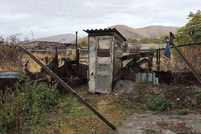 Weder adäquate sanitäre Anlagen noch fließendes Wasser gibt es hier. Mit über 80 Jahren müssen Rentner den Weg zur Toilette bei Wind und Wetter auf sich nehmen. / (Titel) Weder adäquate sanitäre Anlagen noch fließendes Wasser gibt es hier. Mit über 80 Jahren müssen Rentner den Weg zur Toilette bei Wind und Wetter auf sich nehmen.