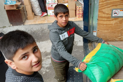 Gemeinsam mit einem Partner vor Ort leistet Hoffnungszeichen wichtigen Beistand für mittellose Flüchtlingsfamilien. Diese Kinder sind vor den Kämpfen in Bergkarabach nach Armenien geflohen und erhalten Nahrungsmittel.