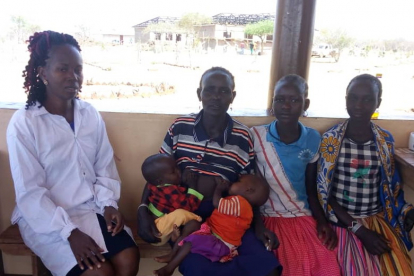 Gesundheitshelferin Catherine Aloko (links) nimmt sich Zeit für die Untersuchung der Zwillinge Esther und Rotich Daudi (Mitte). Der Zustand der Kinder ist ernst. Im Hintergrund ist der Rohbau des zentralen Klinikgebäudes in Kosike zu sehen. Gesundheitshelferin Catherine Aloko (links) nimmt sich Zeit für die Untersuchung der Zwillinge Esther und Rotich Daudi (Mitte). Der Zustand der Kinder ist ernst. Im Hintergrund ist der Rohbau des zentralen Klinikgebäudes in Kosike zu sehen.