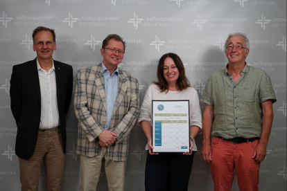 GWÖ-Berater Ulrich Fellmeth (r.), Vorstandsassistentin Christina Helin, Erster Vorstand Reimund Reubelt und Zweiter Vor-stand Klaus Stieglitz (l.) bei der Übergabe des Zertifikats im Konstanzer Hoffnungszeichen-Büro. 