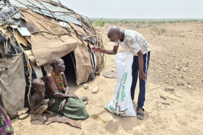 In der nordkenianischen Region Illeret bedrohen Dürre und Lebensmittelknappheit tausende Menschen. Hoffnungszeichen leistet Nahrungsmittelhilfe. 