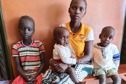 Cheptukumong Pauline, eine Bewohnerin des Dorfes Kosike, und ihre drei Kinder profitieren von der Hilfe der Hoffnungszeichen-Klinik. Alle Kinder waren schwer an Malaria erkrankt und wurden medizinisch versorgt.