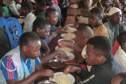 2,2 Mio. Kinder in der DR Kongo sind gravierend mangelernährt. Im Zentrum  von PEDER erhalten Straßenkinder täglich eine warme Mahlzeit.