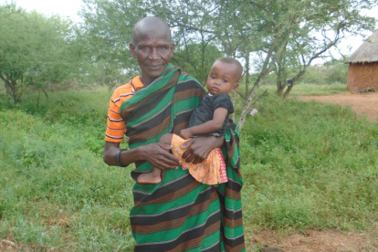 Wie viele Eltern in Kosike kann Vater Keris seine Tochter Rael nicht ausreichend ernähren. Die Mutter des zehn Monate alten Kindes verließ ihre Familie aus Verzweiflung über den Hunger.