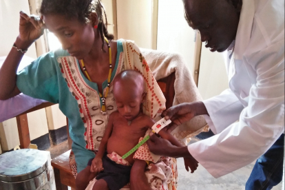 In der Klinik in Rumbek werden Aguek und ihr Sohn Bol untersucht. Sie erhalten Nahrung, damit sich ihre geschwächten Körper wieder erholen können.