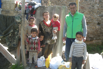 Familie Petrosyan mit unserem Mitarbeiter Wigen Aghanikjan bei der Übergabe der dringend benötigten Hilfsgüter. Dank Ihrer Spende kann Zhanna ihre Kinder ausreichend versorgen.