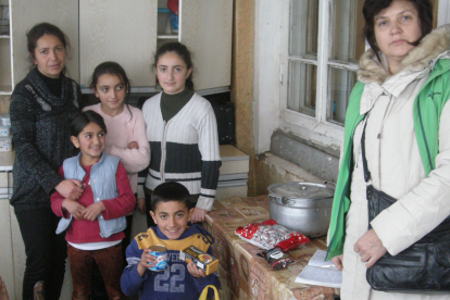 Die Kinder der Familie Harutjunjan sind beim Besuch unserer Mitarbeiterin Aljona Zeytunyan aufgeregt: Gäste mit so vielen Geschenken im Gepäck haben sie nicht alle Tage.