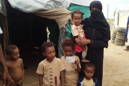 Salehah und ihre Kinder leben in einem Flüchtlingslager. „Ich habe Angst um das Leben meiner Kinder“, sagt sie. Krieg und Hunger sind im Jemen allgegenwärtig.