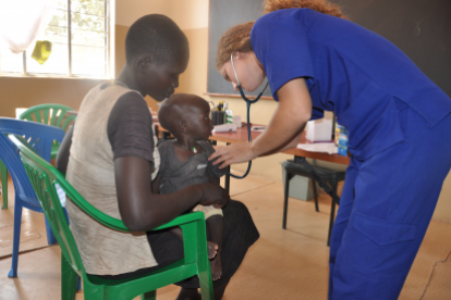 Der zweijährige Joseph kam mit Fieber und Atemnot in die Gesundheitsstation der Loreto-Schule in Maker Kuei bei Rumbek. Seine Mutter Mary ist dankbar, ihren Sohn in guten Händen zu wissen.