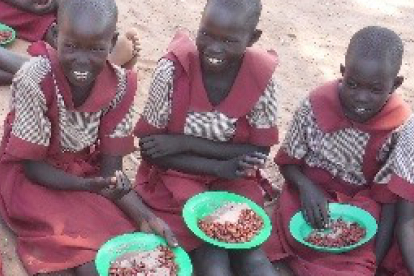 Grundschülerinnen der Loreto-Schule freuen sich über ihr Mittagessen. Für viele der Kinder ist das die einzige Mahlzeit am Tag. Grundschülerinnen der Loreto-Schule freuen sich über ihr Mittagessen. Für viele der Kinder ist das die einzige Mahlzeit am Tag.