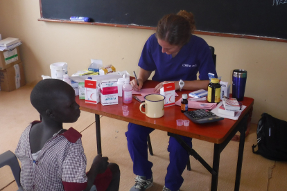 Bisher fanden Behandlungen in zwei ehemaligen Klassenräumen statt. Insbesondere Grundschülerinnen wie die 9-jährige Nyanok wurden hier gegen Malaria behandelt. Bisher fanden Behandlungen in zwei ehemaligen Klassenräumen statt. Insbesondere Grundschülerinnen wie die 9-jährige Nyanok wurden hier gegen Malaria behandelt.