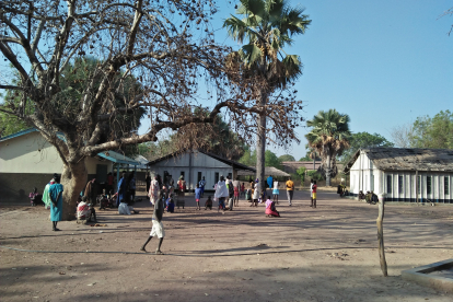 Die Gesundheitsstation in Rumbek ist Anlaufstelle für Kranke, aber auch Unterernährte, Waisen und verlassene Kinder. Jeden Tag helfen die Mitarbeiter hier über hundert Menschen.