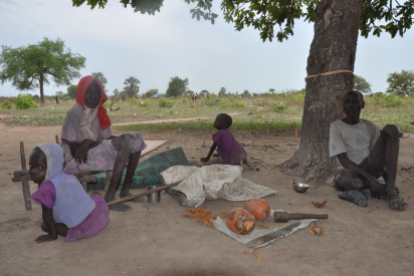 Mit Hilfspaketen unterstützt Hoffnungszeichen aktuell gemeinsam mit der Diözese Rumbek 800 geflüchtete Familien in Rumbek. 