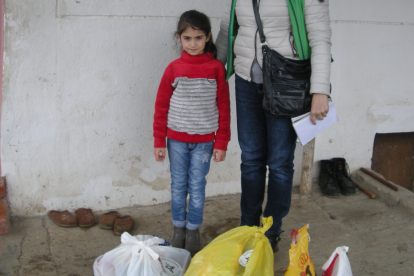 Natalya Musajelyan (9), die bei einem Unglück ihre Eltern und ihren kleinen Bruder verloren hat, erhält von uns eines der Nahrungsmittelpakete. Das Mädchen lebt inzwischen bei der Großmutter.