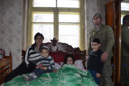 Armut und Kälte erschweren den Menschen in Dschadschur das Leben. Viele sind bereits erkrankt – so auch die Kinder der Familie Alward. Armut und Kälte erschweren den Menschen in Dschadschur das Leben. Viele sind bereits erkrankt – so auch die Kinder der Familie Alward.