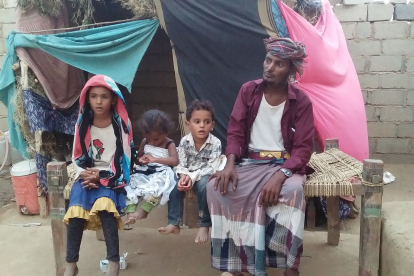 Muqbill (30) musste mit seiner Familie vor Kämpfen in eine andere Region fliehen. Er ist an Krebs erkrankt und braucht Medikamente und medizinische Behandlung. Auch seine Familie erhält Gutscheine für Nahrungsmittel.