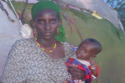 Dabo Budha und ihre vier Monate alte Tochter Adho leben in der Gemeinde Dukana im Norden Kenias unter ärmlichen Bedingungen.