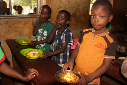 Unzählige verarmte Familien in Tombura und Yambio befinden sich angesichts unerschwinglicher Lebensmittelpreise in großer Not. Das Schulessen bedeutet eine enorme Entlastung.
