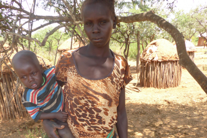 Serina Domitila hat ihren sieben Monate alten Sohn Kemoi zur neuen Gesundheitsstation in Kosike gebracht. Sie hofft auf Hilfe für ihr krankes Kind. Noch ist die Hoffnungszeichen-Klinik im Bau, trotzdem erfährt sie hier schon Unterstützung.