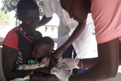 Medizinische Versorgung von Anfang an – der sieben Monate alte Aaron Nangat ist eines von über 160 Kindern, die schon jetzt lebenswichtige Impfungen erhalten.