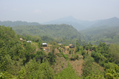 Inmitten von Bananenstauden und Cashew-Bäumen leben ethnische Minderheiten in der Bergregion Chittagong Hill Tracts. Inmitten von Bananenstauden und Cashew-Bäumen leben ethnische Minderheiten in der Bergregion Chittagong Hill Tracts.