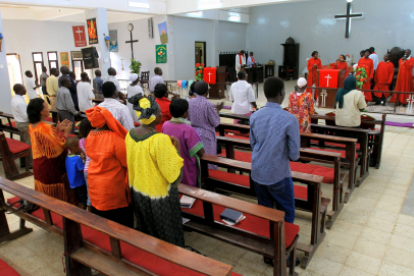 Ostergottesdienst in einer kleinen Kirche in Khartoum. Viele christliche Gemeinden im Sudan sind vom behördlich angeordneten Abriss ihrer Kirchen betroffen.Ostergottesdienst in einer kleinen Kirche in Khartoum. Viele christliche Gemeinden im Sudan sind vom behördlich angeordneten Abriss ihrer Kirchen betroffen.