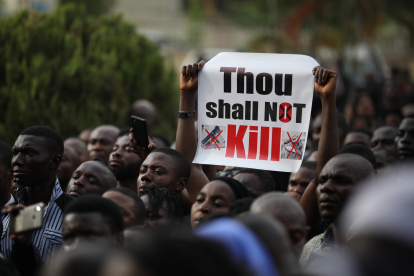 „Du sollst nicht töten“ steht auf dem Plakat. Am 1. März protestierten zahlreiche Christen in der Hauptstadt Abuja gegen die Gewalt von Boko Haram und forderten Frieden und Sicherheit für alle Religionen. „Du sollst nicht töten“ steht auf dem Plakat. Am 1. März protestierten zahlreiche Christen in der Hauptstadt Abuja gegen die Gewalt von Boko Haram und forderten Frieden und Sicherheit für alle Religionen.