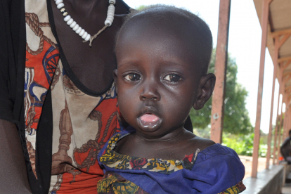 Abeny ist unterernährt und leidet an Malaria, ihr Bauch ist aufgedunsen. Hier in der Klinik kann dem Mädchen mit Spezialnahrung und Medikamenten geholfen werden.