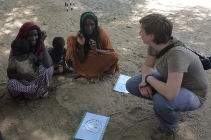 Während ihres letzten Projektbesuchs in Kori (Afar) unterhält sich Hoffnungszeichen- Mitarbeiterin Pia Göser (r.) mit Frauen der Gemeinde Musle, die ihr von den positiven Veränderungen ihres Alltags berichten.