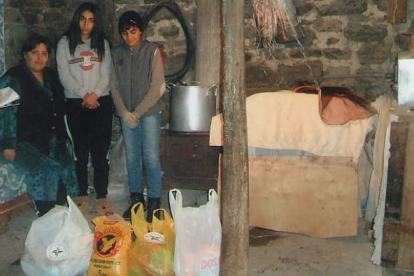 Naira Harutjunyan muss ihre drei Kinder (zwei davon im Bild) allein versorgen. Sie ist sehr dankbar für die Nahrungsmittel, die ihr dank der Spenderinnen und Spender von Hoffnungszeichen überbracht werden können. Die Familie hat so über Wochen genug zu essen. Naira Harutjunyan muss ihre drei Kinder (zwei davon im Bild) allein versorgen. Sie ist sehr dankbar für die Nahrungsmittel, die ihr dank der Spenderinnen und Spender von Hoffnungszeichen überbracht werden können. Die Familie hat so über Wochen genug zu essen.