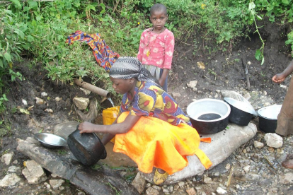 Wenn der Friede trügt: Mutter und Tochter haben die Gewaltausbrüche in Südkivu vorerst überstanden, doch die unhygienischen Zustände bergen neue Gefahren.