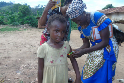 Das sog. MUAC-Band zur Messung des Oberarmumfangs zeigt unmissverständlich: Dieses Mädchen ist für sein Alter viel zu dünn. So wie ihr geht es mehr als 4,6 Mio. unterernährten Kindern in der DR Kongo.