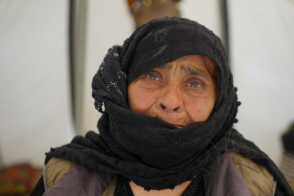 Verzweiflung steht ihr im Gesicht: Fatima Asaad Dora (60) und ihre Familie leiden unter dem Krieg in Syrien. Sie harren schon sieben Jahre als Binnenvertriebene aus.