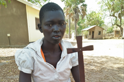 Die 15-jährige Sarah Makur leidet unter Krampfanfällen. Ihre Familie hat sie daraufhin als verflucht verstoßen. In Rumbek wird sie medizinisch behandelt und findet Schutz.