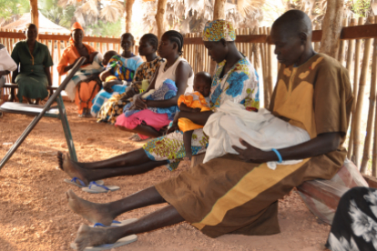 Die medizinische Infrastruktur im Südsudan wurde im Bürgerkrieg fast vollständig zerstört. In der Klinik der Diözese Rumbek warten täglich Eltern mit ihren unterernährten und kranken Kindern auf eine Behandlung. Die medizinische Infrastruktur im Südsudan wurde im Bürgerkrieg fast vollständig zerstört. In der Klinik der Diözese Rumbek warten täglich Eltern mit ihren unterernährten und kranken Kindern auf eine Behandlung.
