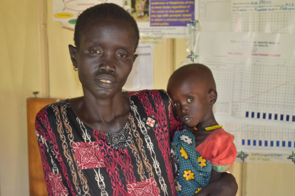 Müde und erschöpft: Akon Malou ist mit ihrem Sohn Thon bis zur Klinik in Rumbek gelaufen. Ihr Antrieb: Hilfe für ihr schwer krankes Kind finden.