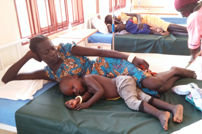 Kleine Malariapatienten, umsorgt von ihren Müttern, erhalten hier ab jetzt ebenso Hilfe wie alle anderen Kranken, die in ihrer Not die Gesundheitsstation aufsuchen.