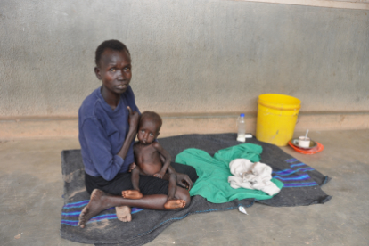 Der kleine Deng Marial (1) und seine Mutter Achot Mangui ist sind stark unterernährt. Die Mutter kann nicht stillen, und Kuhmilch verträgt ihr Sohn leider nicht. Sie hofft in Rumbek auf Hilfe für Deng.