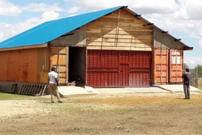 Die Fertigstellung des Lagerhauses markiert den Beginn des Ernährungsprogrammes für mangelernährte Kinder in der Hoffnungszeichen-Klinik im ugandischen Ort Kosike.