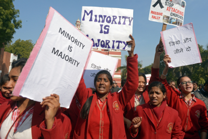 Schon seit Jahren, wie hier 2015 in Delhi, machen Christen auf die gefährliche Situation religiöser Minderheiten in Indien aufmerksam. „Stoppt Angriffe auf Kirchen“ steht u. a. auf den Plakaten. / (Titel) Schon seit Jahren, wie hier 2015 in Delhi, machen Christen auf die gefährliche Situation religiöser Minderheiten in Indien aufmerksam. „Stoppt Angriffe auf Kirchen“ steht u. a. auf den Plakaten.