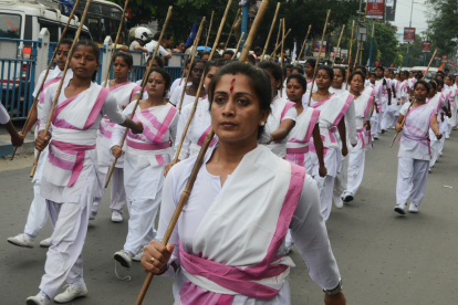 Die radikal-hinduistische Strömung findet in der Bevölkerung mehr und mehr Zulauf, wie hier durch Angehörige des Rashtriya Swayamsevak Sangh, eines rechtsgerichteten „Freiwilligendienstes“. / (Titel) Die radikal-hinduistische Strömung findet in der Bevölkerung mehr und mehr Zulauf, wie hier durch Angehörige des Rashtriya Swayamsevak Sangh, eines rechtsgerichteten „Freiwilligendienstes“.