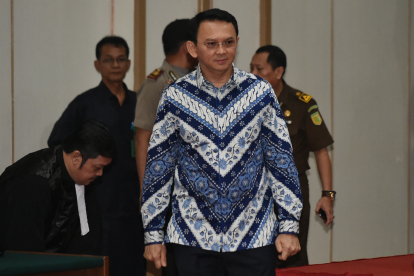 Als Basuki Tjahaja Purnama am 9. Mai den Gerichtssaal betritt, ahnt er noch nicht, dass sein Urteil außergewöhnlich hart ausfallen wird: Zwei Jahre muss der Politiker wegen seiner auf den Koran bezogenen Aussage in Haft. / (Titel) Als Basuki Tjahaja Purnama am 9. Mai den Gerichtssaal betritt, ahnt er noch nicht, dass sein Urteil außergewöhnlich hart ausfallen wird: Zwei Jahre muss der Politiker wegen seiner auf den Koran bezogenen Aussage in Haft.
